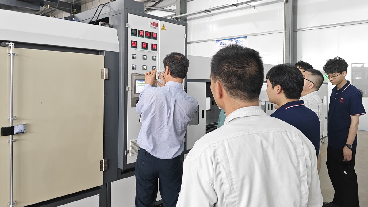 日本京寫董事長(zhǎng)參觀隧道爐生產(chǎn)廠家 日本京寫董事長(zhǎng)參觀隧道爐生產(chǎn)廠家